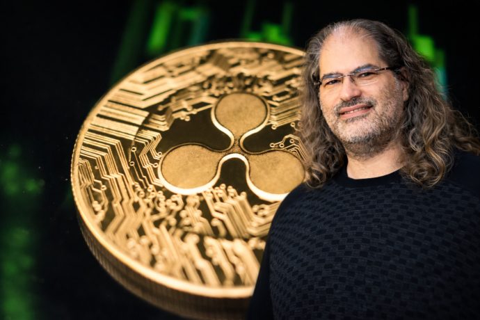 David Schwartz vor XRP-Coin mit grünem Kurschart im Hintergrund.