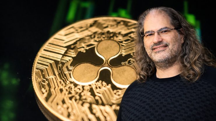David Schwartz vor XRP-Coin mit grünem Kurschart im Hintergrund.