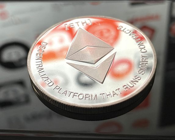 Das Bild zeigt eine Ethereum-Münze