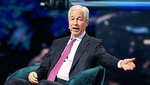 Der JPMorgan-CEO, ein grauhaariger Mann im Anzug, sitzt auf einem Stuhl in einem Studio.