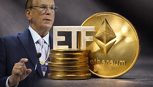 BlackRock-CEO Larry Fink steht neben einem Ethereum-Coin und gestapelten Goldmünzen mit weißen „ETF“-Buchstaben im Vordergrund.