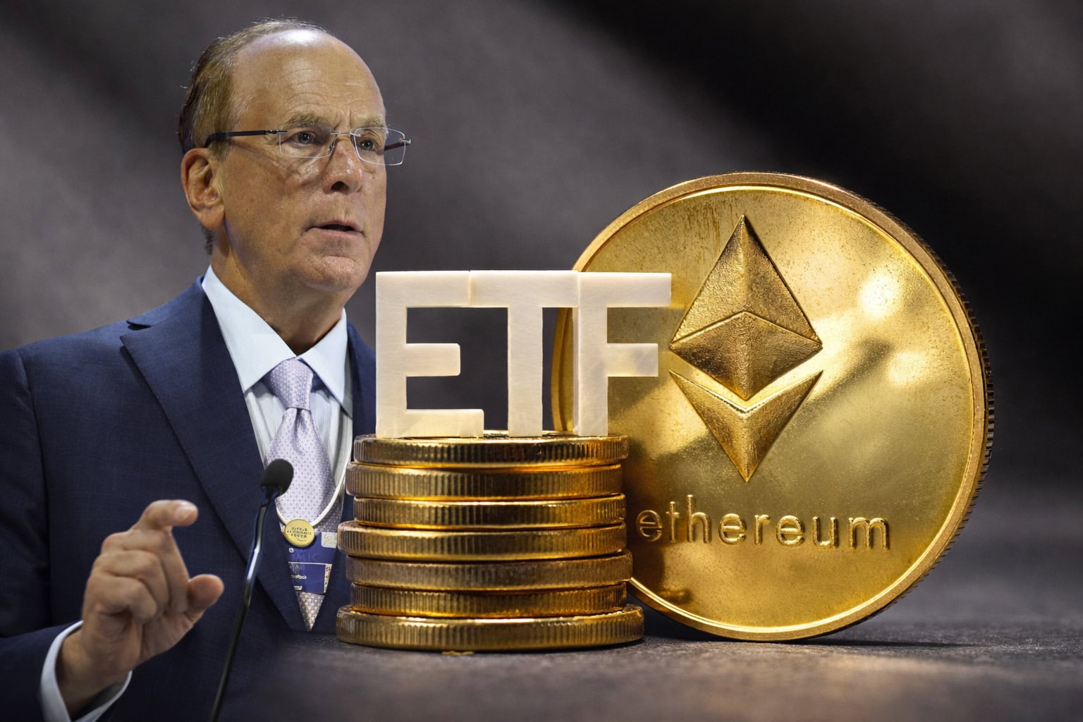 BlackRock-CEO Larry Fink steht neben einem Ethereum-Coin und gestapelten Goldmünzen mit weißen „ETF“-Buchstaben im Vordergrund.