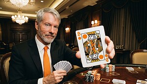 Michael Saylor hält eine Bitcoin-Buben-Karte in die Kamera