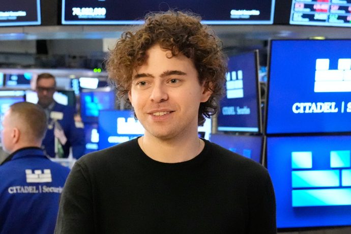 Polymarket-CEO Shayne Coplan steht auf dem Parkett der NYSE in New York.