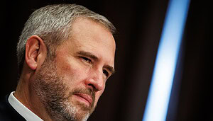 Zu sehen ist das leicht lächelnde Gesicht des Ripple-Geschäftsführers Brad Garlinghouse von der Seite.