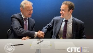 SEC und CFTC Kooperationsvereinbarung: Vertreter beider US-Behörden besiegeln die neue Aufsichtskoordination mit einem Handschlag