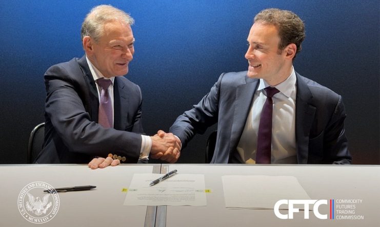SEC und CFTC Kooperationsvereinbarung: Vertreter beider US-Behörden besiegeln die neue Aufsichtskoordination mit einem Handschlag