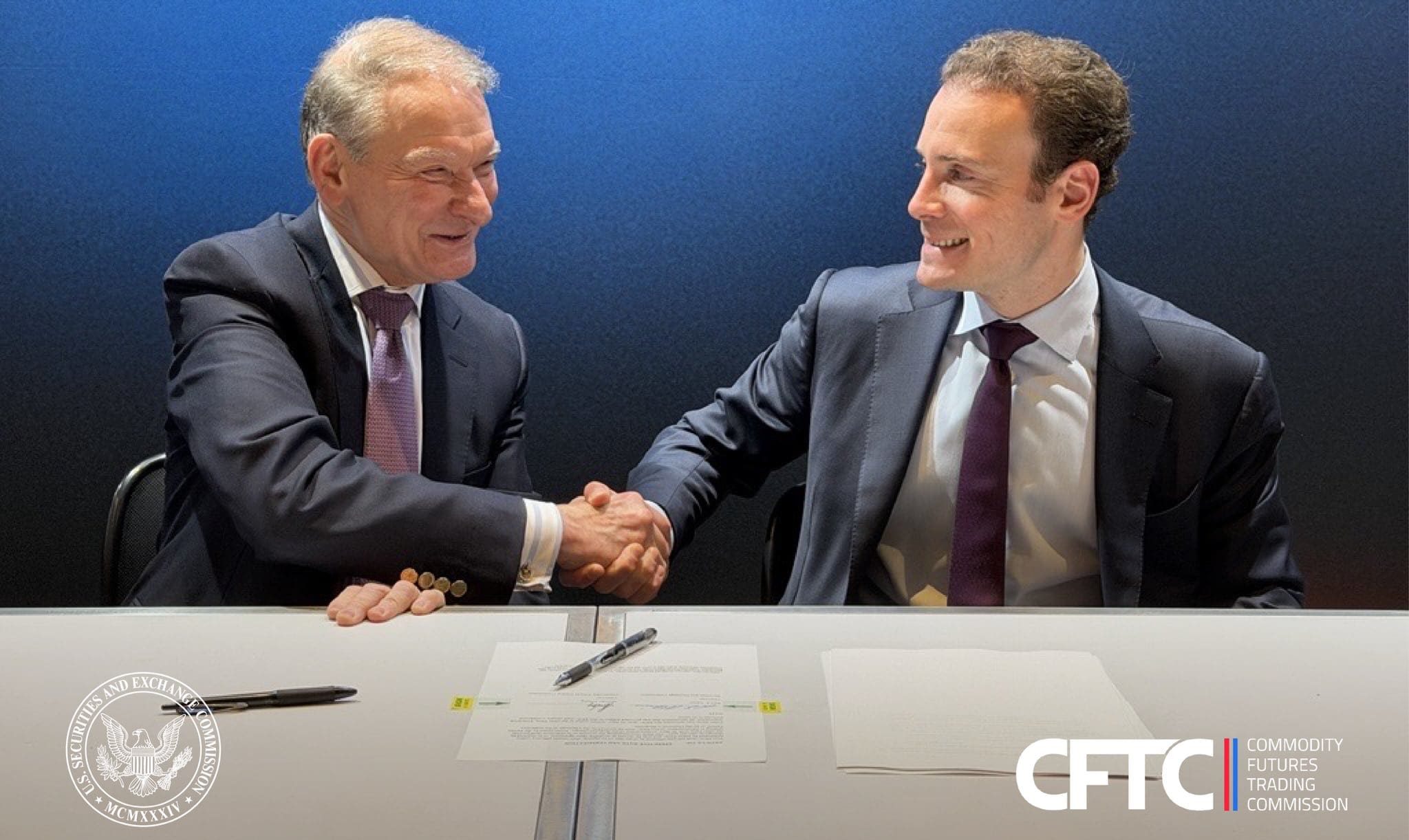 SEC und CFTC Kooperationsvereinbarung: Vertreter beider US-Behörden besiegeln die neue Aufsichtskoordination mit einem Handschlag