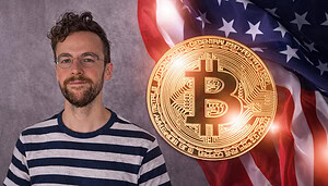 Ein Mann mit lockigen braunen Haaren, Bart und runder Brille steht links im Bild und blickt ruhig in die Kamera. Er trägt ein gestreiftes T-Shirt. Rechts daneben ist eine große, leuchtende Krypto-Münze vor einer wehenden US-Flagge zu sehen.