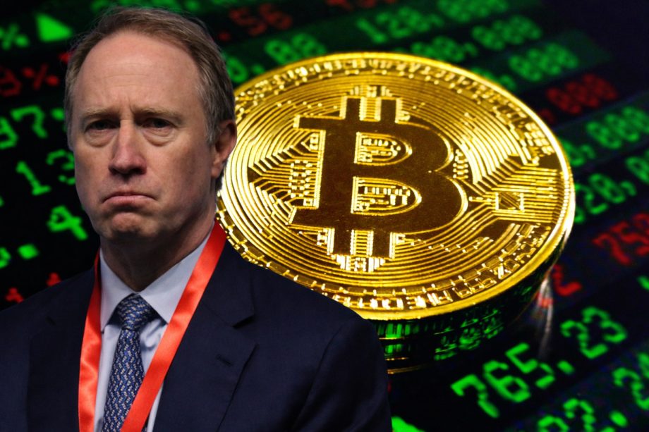 Ted Pick, Chairman und CEO von Morgan Stanley, vor einem Bitcoin-Hintergrund mit Kursanzeigen