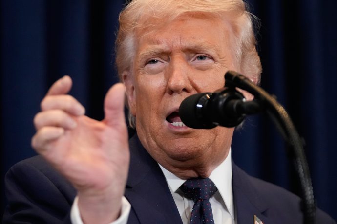 US-Präsident Donald Trump vor einem Mikrofon.