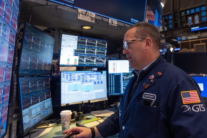 Ein Trader an der New York Stock Exchange schaut auf die Kurse.