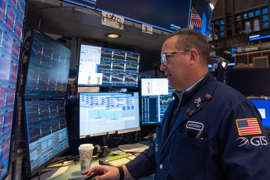 Ein Trader an der New York Stock Exchange schaut auf die Kurse.