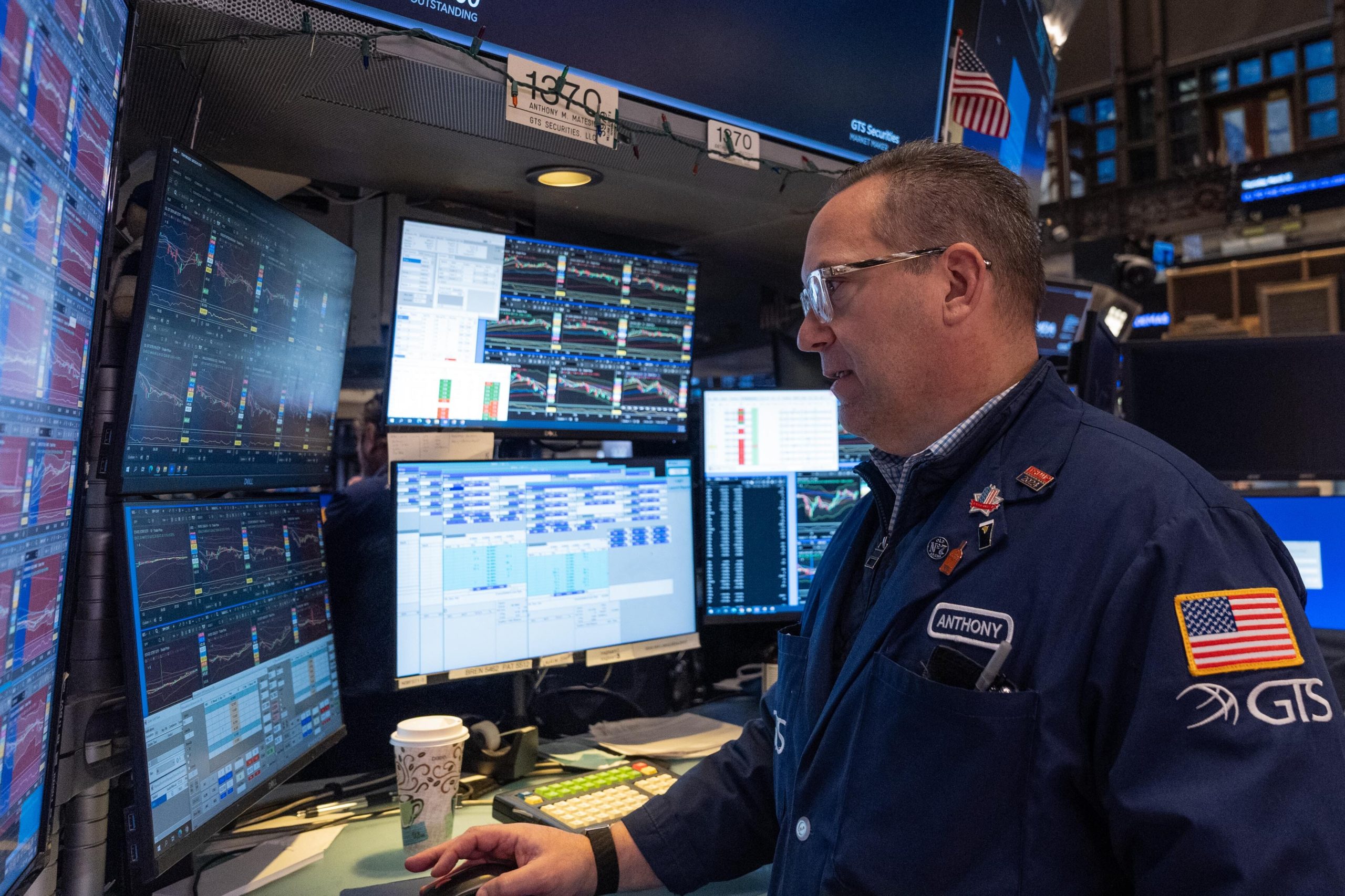 Ein Trader an der New York Stock Exchange schaut auf die Kurse.