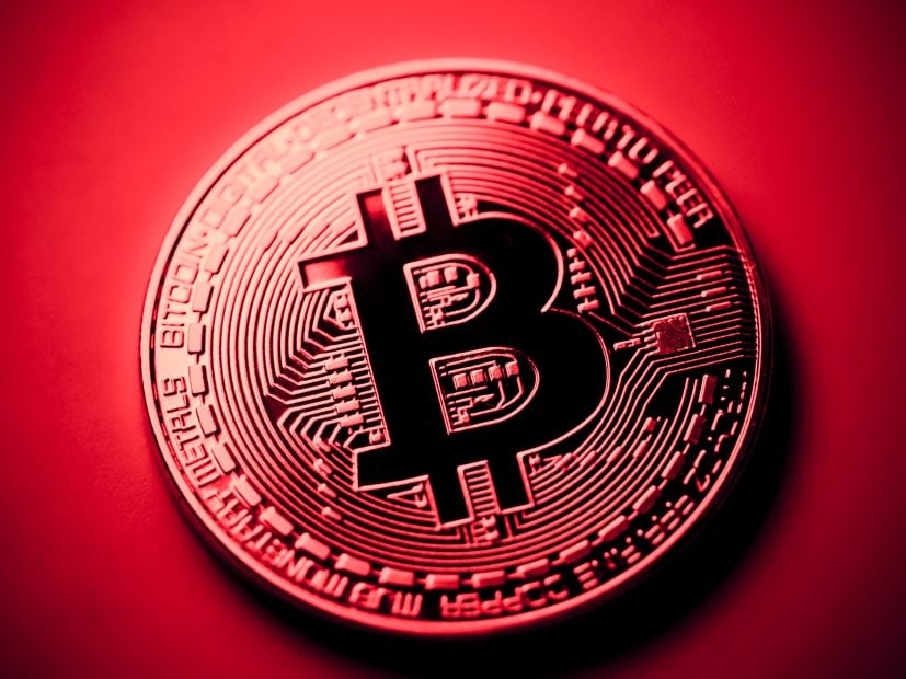 Eine rote Bitcoin-Münze