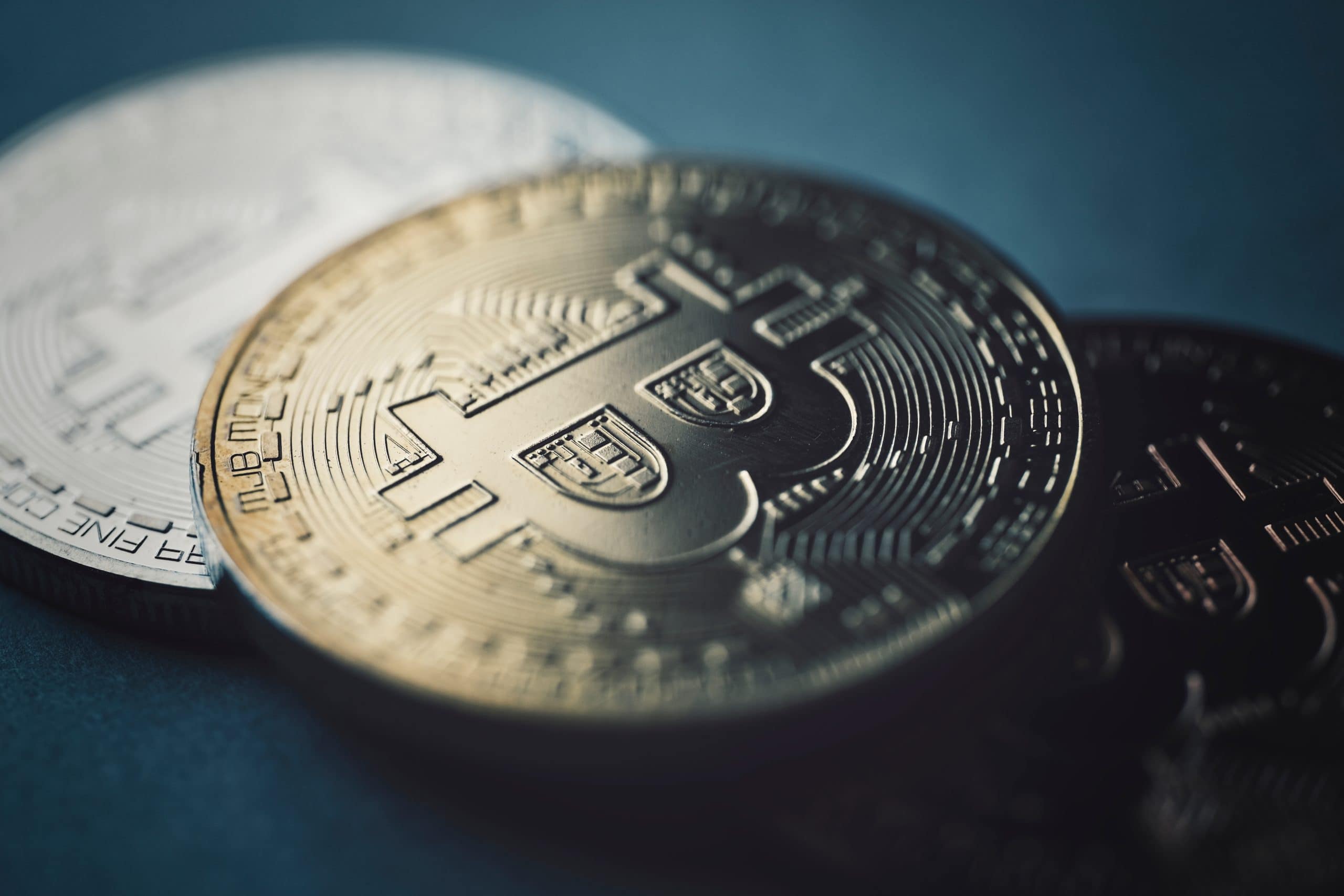 Bitcoin-Münzen liegen auf Tisch