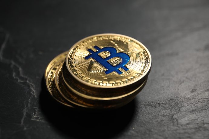 Eine Stapel Bitcoin-Münzen.