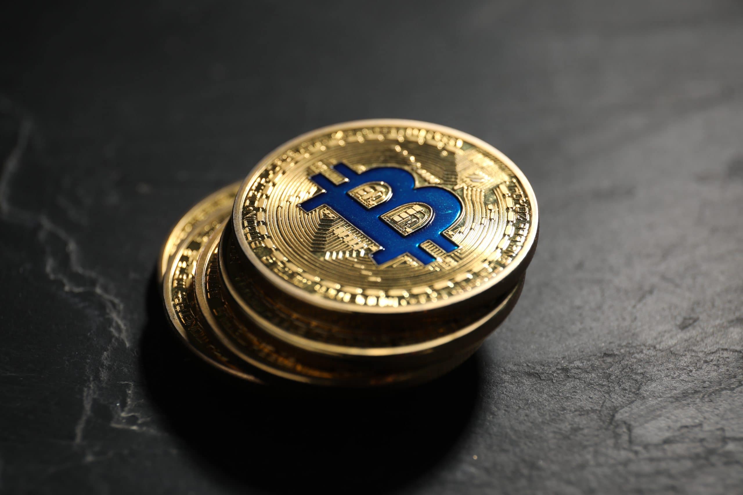 Eine Stapel Bitcoin-Münzen.