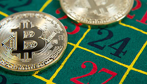 Zwei Bitcoin-Münzen auf einem Casinotisch
