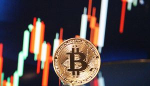 Bitcoin-Münze vor Chart