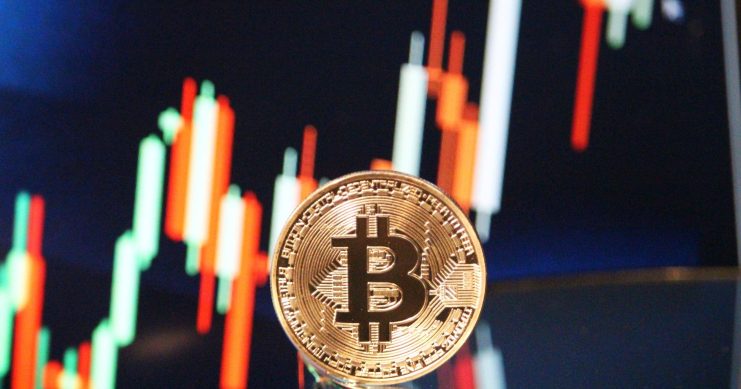 Bitcoin-Münze vor Chart