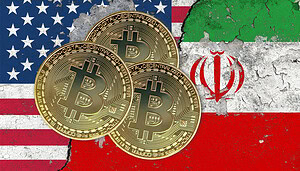 Drei Bitcoin-Münzen vor der Flagge der USA und des Iran.