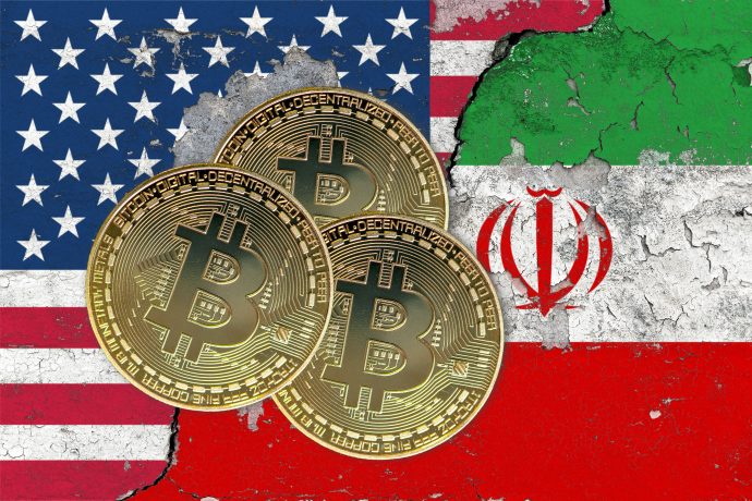 Drei Bitcoin-Münzen vor der Flagge der USA und des Iran.