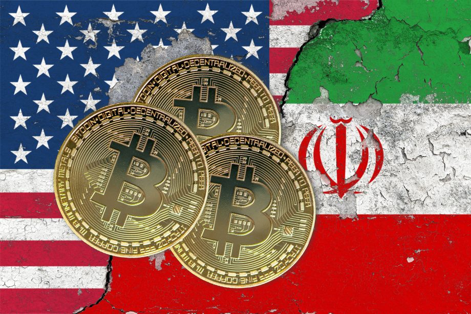 Drei Bitcoin-Münzen vor der Flagge der USA und des Iran.