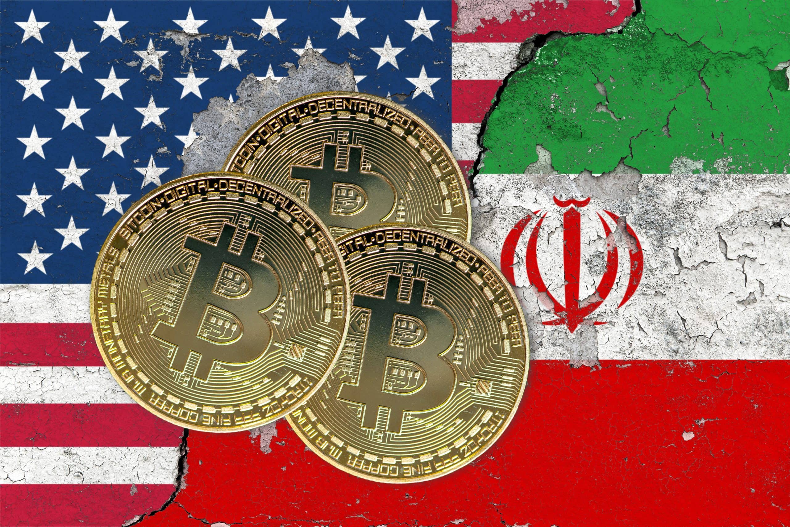 Drei Bitcoin-Münzen vor der Flagge der USA und des Iran.