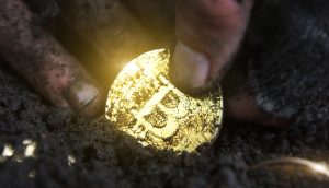 Bitcoin-Münze in der Erde