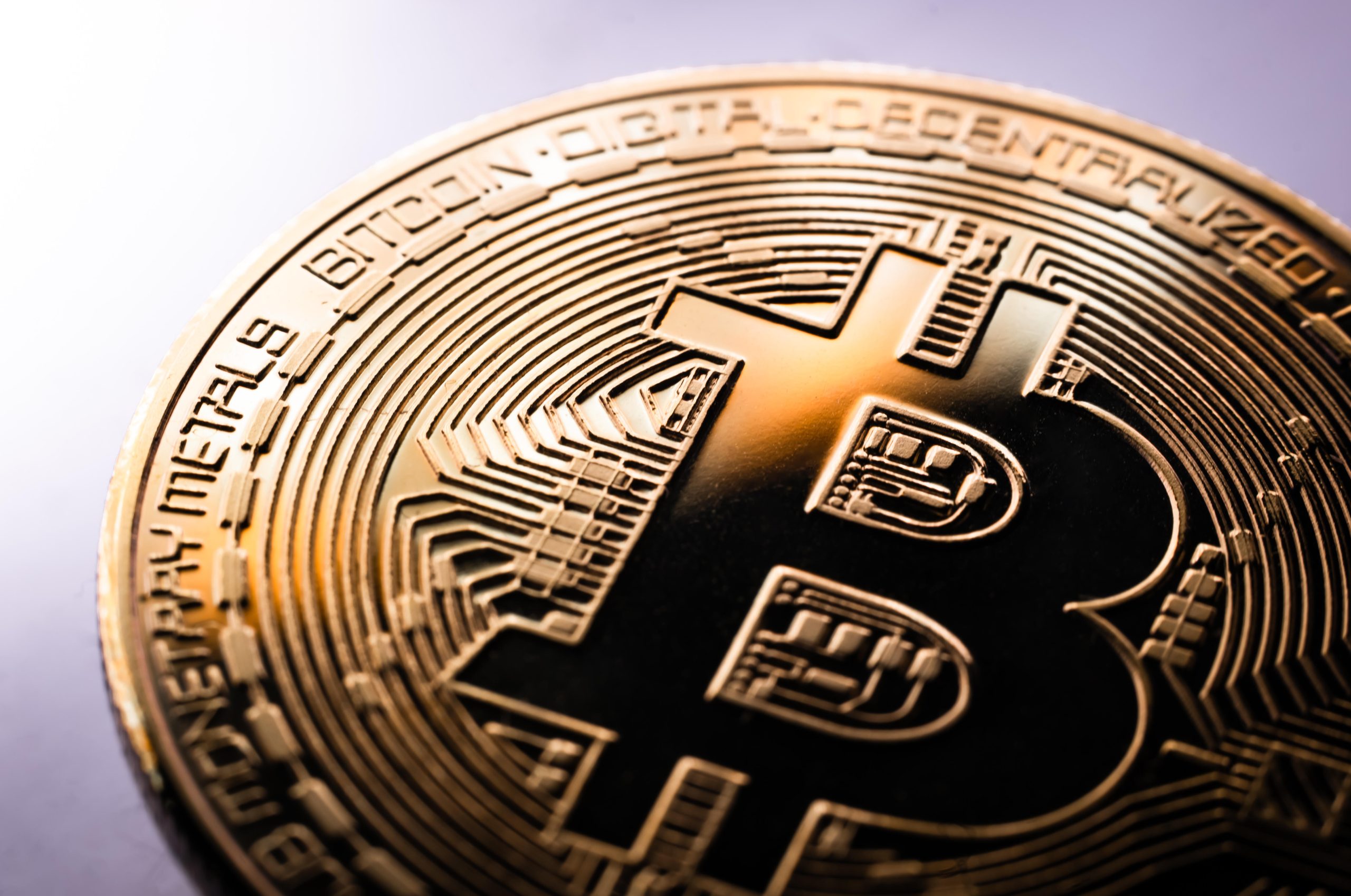 Nahaufnahme einer Bitcoin Münze.