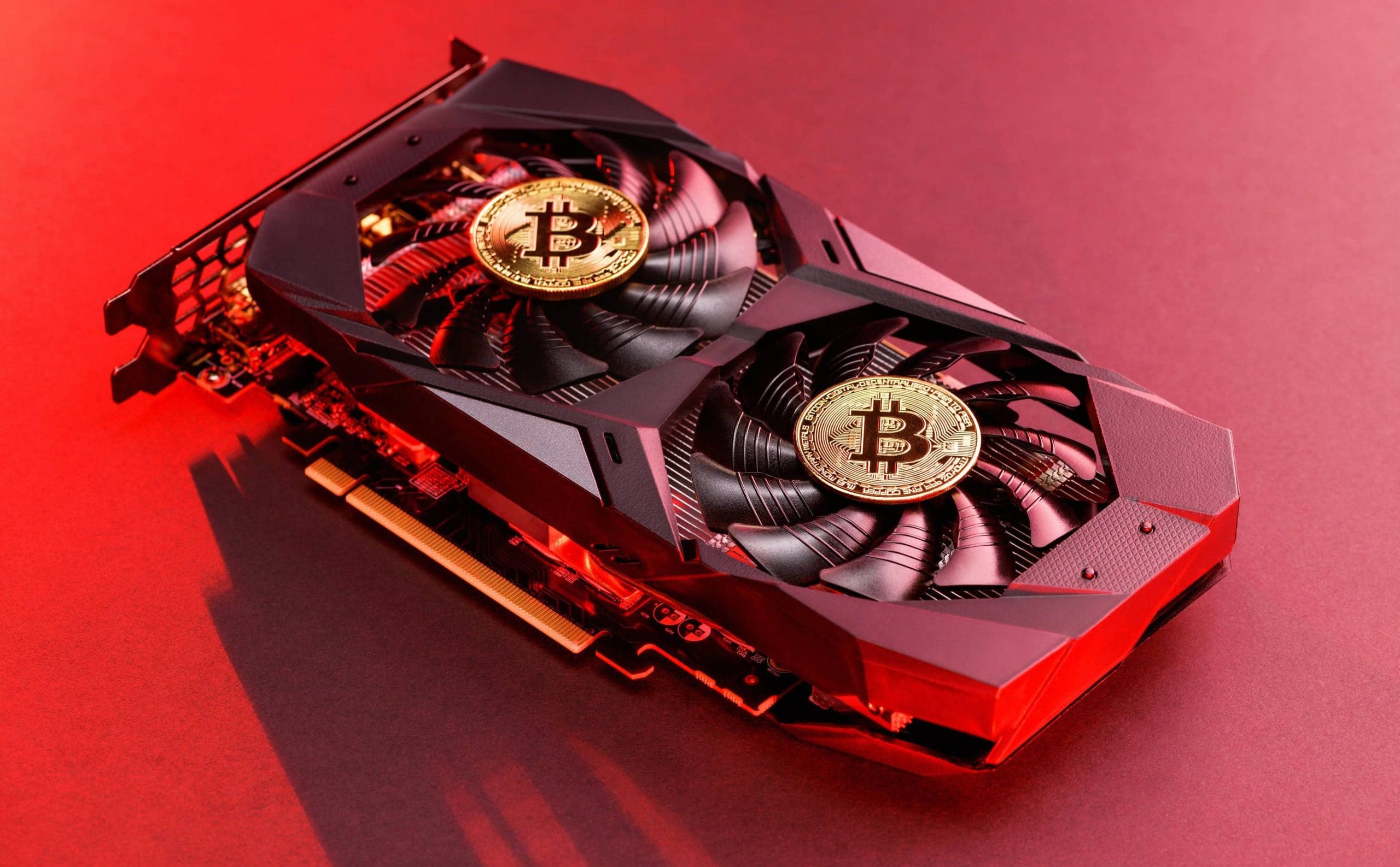 Altes Bitcoin-Mining-Gerät mit zwei BTC Coins