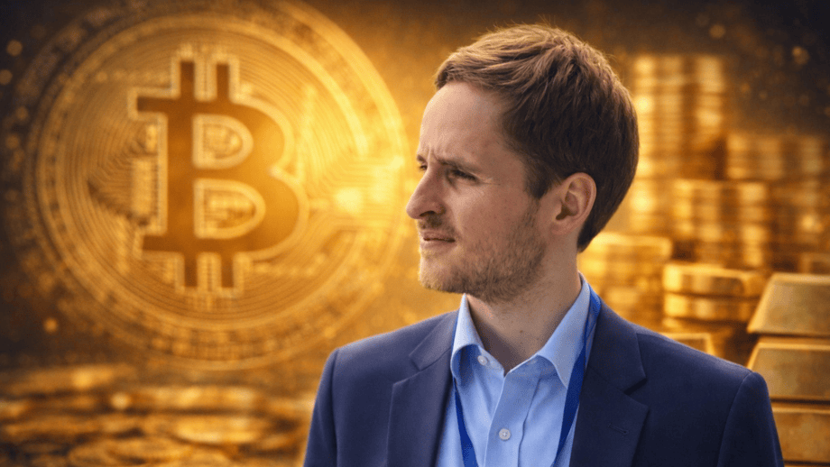 Dr. Jonas Groß vor einem Bitcoin-Symbol und Goldbarren