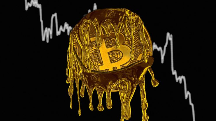 Bitcoin stagniert bei 70.000 US-Dollar Eine schmelzende Bitcoin-Münze vor einem sinkenden Chartbild