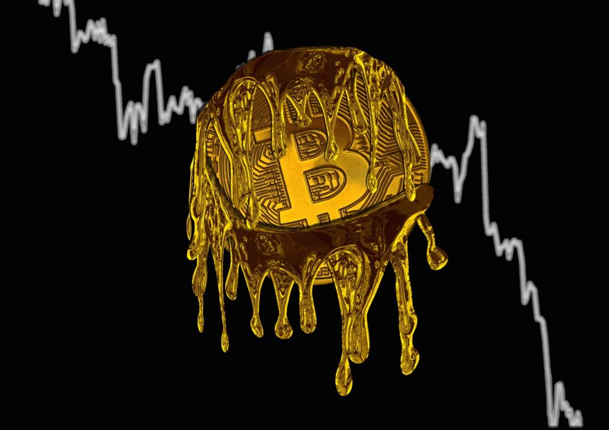 Bitcoin-Münze vor fallendem Chart