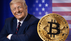 Donald Trump lächelt vor einer US-Flagge, neben ihm ist eine Bitcoin-Unze