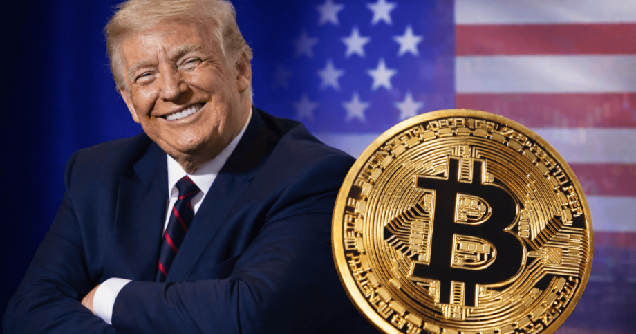 Donald Trump lächelt vor einer US-Flagge, neben ihm ist eine Bitcoin-Unze
