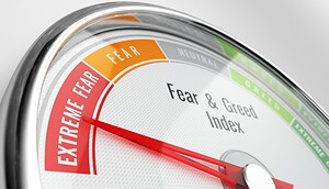 Zu sehen ist der Fear and Greed Index, der auf Fear zeigt