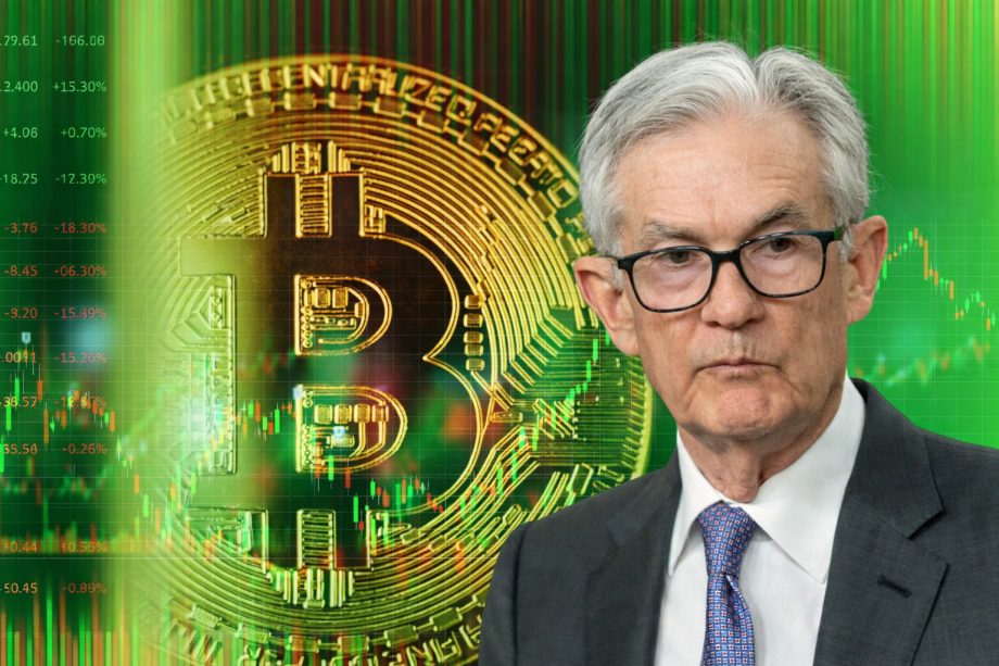 Bitcoin vor Kursbewegung: US-Notenbankchef blickt ernst, während Kurschart und BTC-Symbol im Hintergrund schwanken.