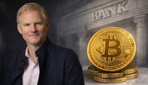 Belshe und eine Bitcoin-Münze vor einer Bank