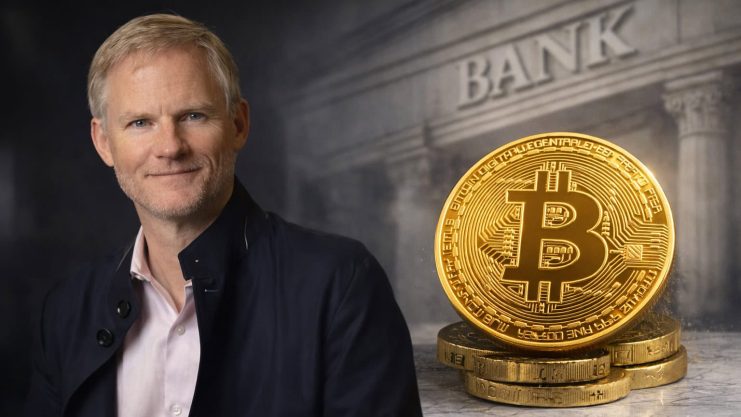 Belshe und eine Bitcoin-Münze vor einer Bank