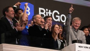 Eine Gruppe Menschen vor dem BitGo-Logo, kurz nach Börsenstart an der Wall Street