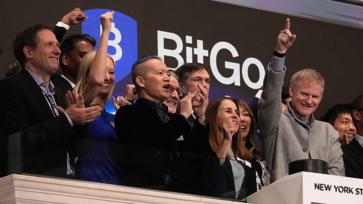 Eine Gruppe Menschen vor dem BitGo-Logo, kurz nach Börsenstart an der Wall Street