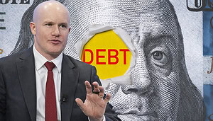 Mann im Anzug vor einem vergrößerten 100-Dollar-Schein mit aufgerissenem Loch und dem roten Schriftzug „DEBT“ auf gelbem Hintergrund.