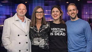 Das Bild zeigt vier Personen, die nebeneinander stehen und direkt in die Kamera lächeln, als würden sie gemeinsam für ein Event- oder Pressefoto posieren.