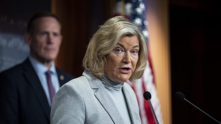 US-Senatorin Cynthia Lummis spricht auf einem Podium