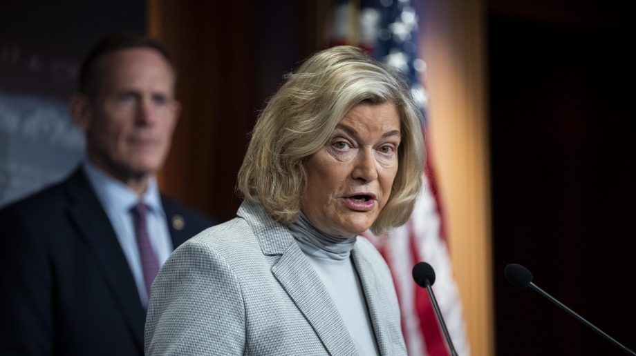 US-Senatorin Cynthia Lummis spricht auf einem Podium
