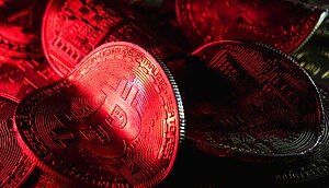 Eine rote verbogene Bitcoin-Münze
