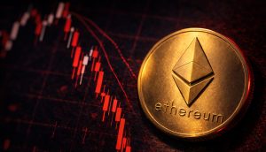 Eine Ethereum-Münze neben einem fallenden Kurs-Chart mit roter Färbung