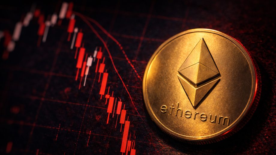 Eine Ethereum-Münze neben einem fallenden Kurs-Chart mit roter Färbung